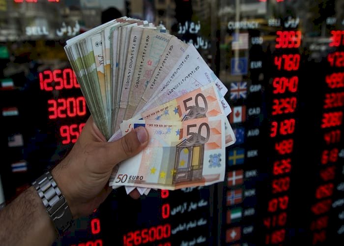 انخفاض العملة الوطنية وارتفاع الأسعار يثير غضب الإيرانيين