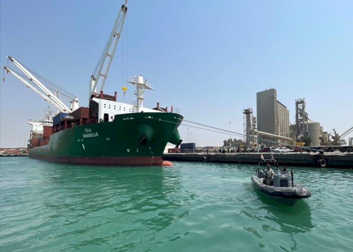 البحرية البريطانية تخفض تصنيف الهجوم على سفينة قرب سواحل اليمن إلى حادث