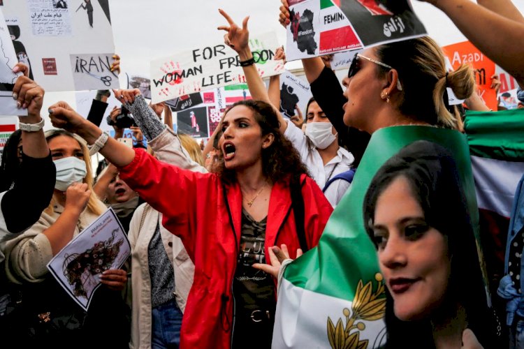 كيف تعاقب إيران الصحفيين في البلاد.. وما سبب ذلك؟