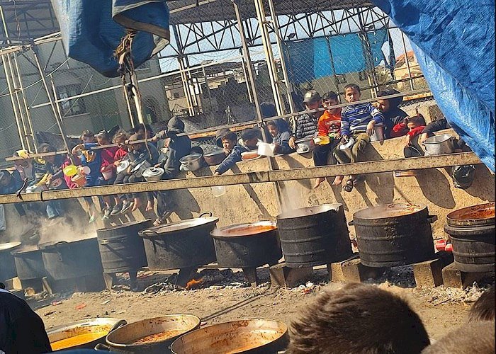 شبح الجوع يطارد سكان غزة.. رحلة البحث عن وجبة واحدة يوميًا