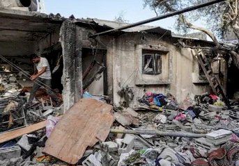 إسرائيل تتحدى المجتمع الدولي.. قصف عنيف على رفح وانسحاب جزئي من الحدود مع مصر