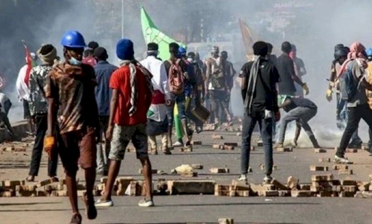 محلل سياسي : سيطرة الجيش على القصر الجمهوري تصعيد يعكس تفكك المشهد السياسي في السودان