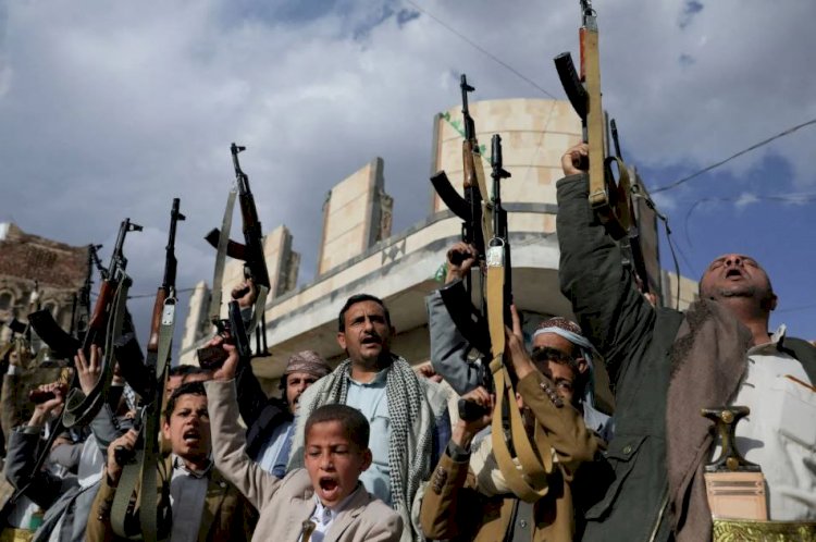 اليمن يشتعل.. غارات أمريكية وهجمات حوثية تُشعل فتيل التصعيد