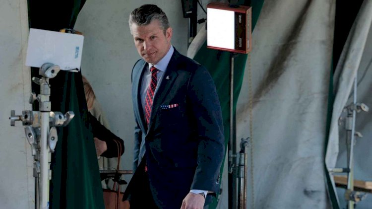 معركة البيت الأبيض.. كيف أفلت والتز من الإقالة بسبب سيغنال غيت؟