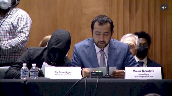 حفار القبور السوري يكشف هويته.. شاهد عيان على جريمة العصر