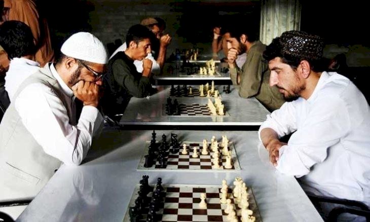 طالبان تحظر لعبة الشطرنج في أفغانستان.. انتهاك للأخلاق أم قمع للثقافة؟