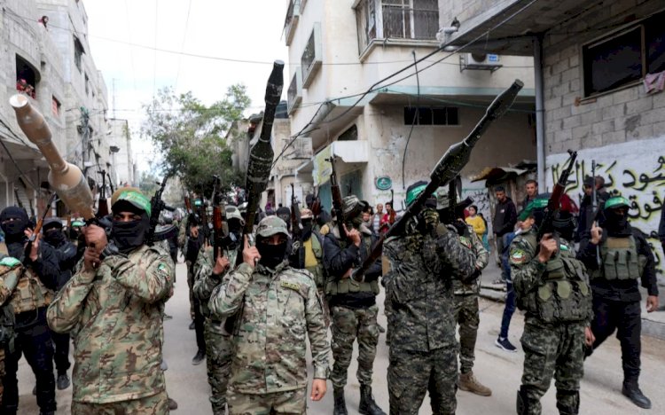 رويترز.. حماس على شفا الانهيار.. صراع البقاء بين ضغوط إسرائيلية وعصيان عشائري  