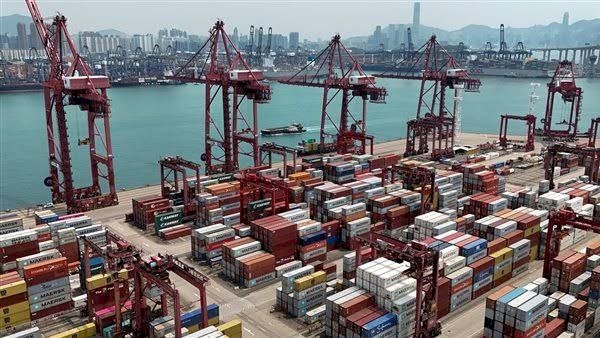 واشنطن تُصعّد ضد الحلفاء والخصوم.. حرب الرسوم تدخل الشرق الأوسط