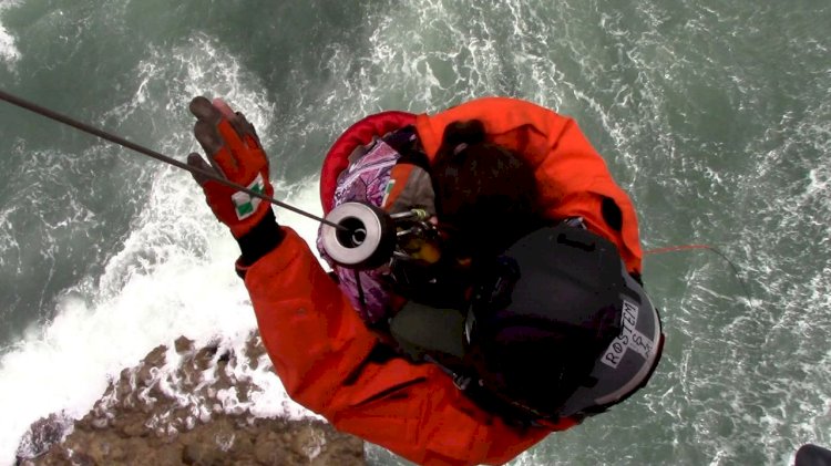 إنقاذ عائلة جزائرية علقت على صخرة بحرية