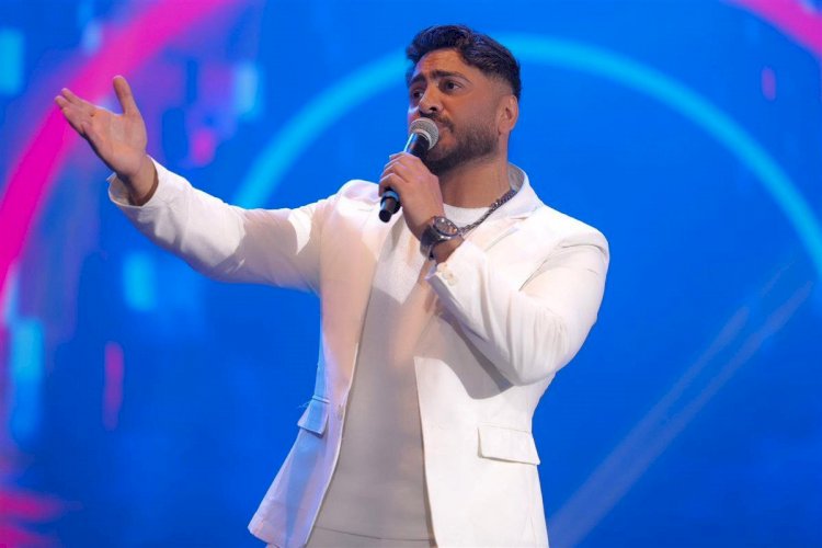 بعد راغب علامة.. معجبة تفاجئ تامر حسني على المسرح