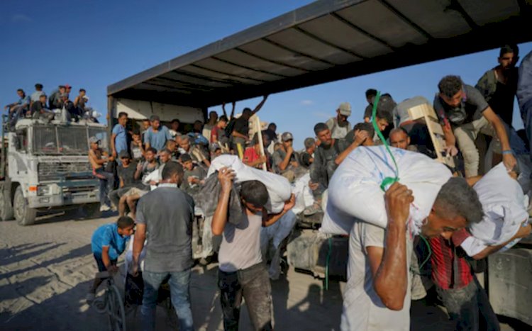 الدم والدقيق في غزة.. قوافل الأمم المتحدة تُنهب تحت وابل الرصاص