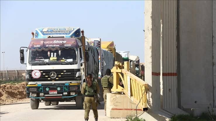 الخبز أغلى من الحياة.. شاحنات الغذاء في غزة تتحول إلى نعش جماعي.. ما القصة؟