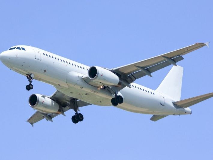 بعد وفاة الطيار.. معجزة تُنقذ ركاب طائرة هبطت فوق بركان خطير