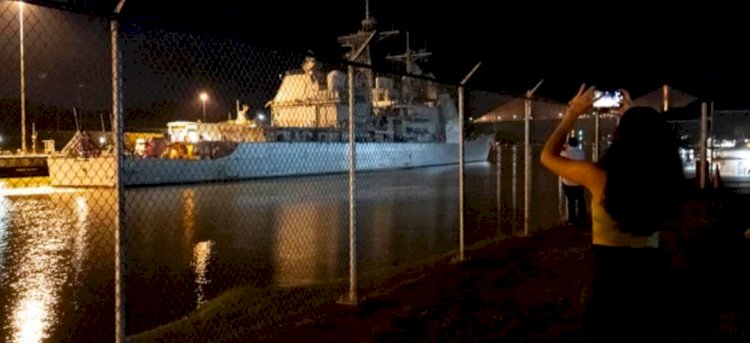 السفينة الحربية الأمريكية يو إس إس ليك إيرى تعبر قناة بنما وسط تصعيد التوتر مع فنزويلا