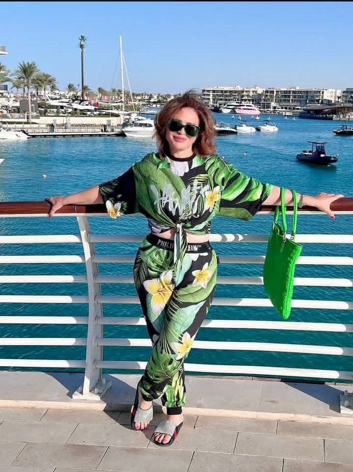 أناقة ورشاقة.. إلهام شاهين تخطف الأنظار بإطلالة صيفية فاخرة