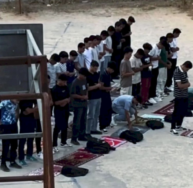 بين محراب المعرفة وركن الصلاة.. تونس على صفيح ساخن بسبب جدل منع الصلاة داخل المدارس