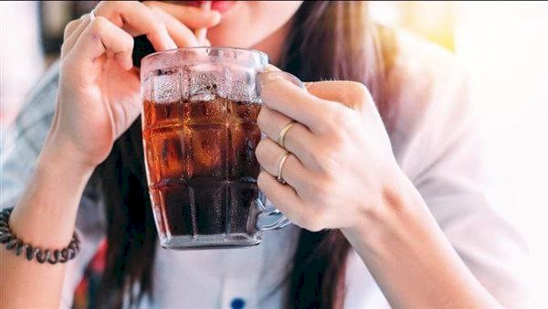 مخاطر تناول المشروبات الغازية على معدة فارغة