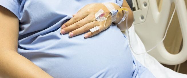 طريقة النوم الصحيحة بعد الولادة القيصرية.. نصائح للراحة والتعافي